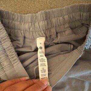 Lululemon Athletica Low-rise 2.5” Speed Up Shorts SIZE 4